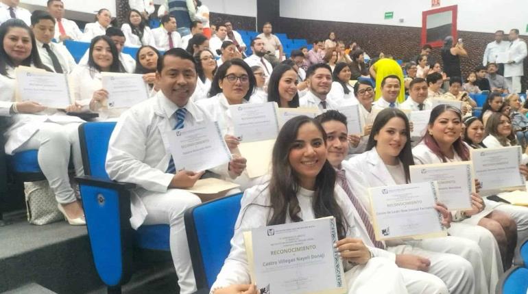 Egresa IMSS Tabasco 64 especialistas y les garantiza contratación