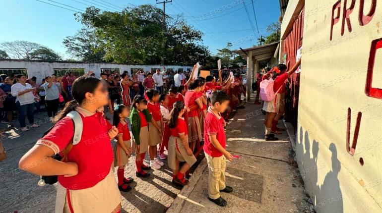 Cierran papás de primaria en Macultepec carretera a Frontera