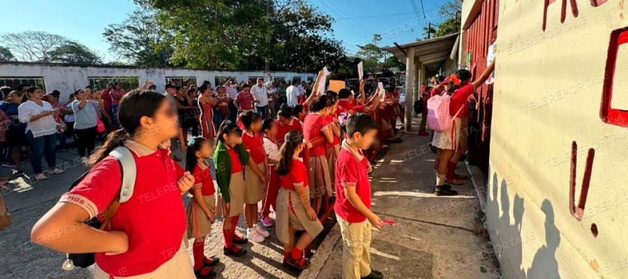 Cierran papás de primaria en Macultepec carretera a Frontera