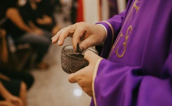 Imposición de ceniza es para "ubicarnos" sobre nuestro destino final: Padre tiktokero