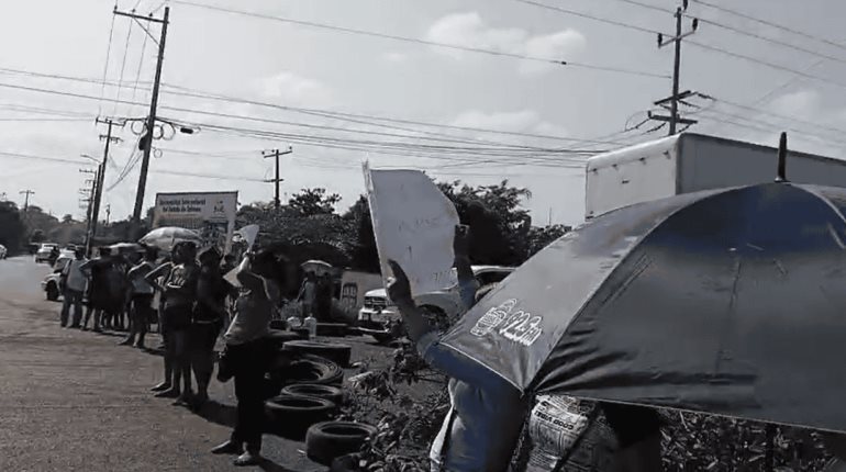 Con bloqueo habitantes de Santa Cruz consiguen instalación de reductores de velocidad