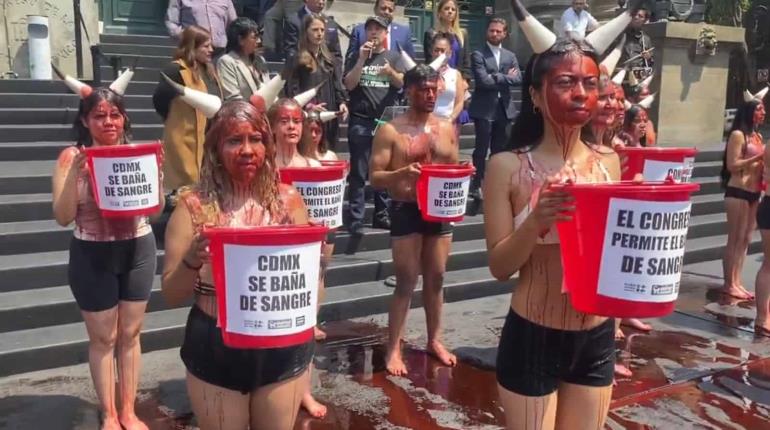 Con "performance" exigen aprobación de iniciativa que prohíbe las corridas de toros en la CDMX