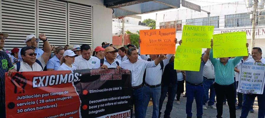 Marchan la CETET-CNTE en Villahermosa contra reforma a ley del ISSSTE Marchan la CETET-CNTE en Villahermosa contra reforma a ley del ISSSTE