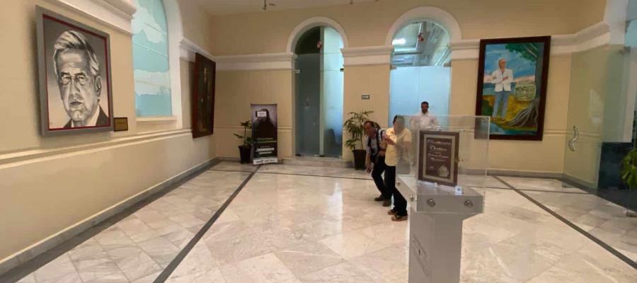 Reubican cuadro de Pellicer para colocar el de AMLO en Palacio de Gobierno