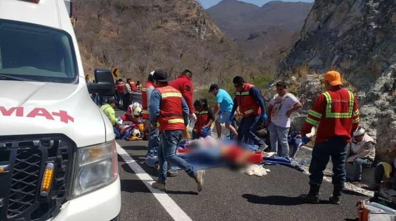 Volcadura de autobús en Oaxaca deja 18 muertos