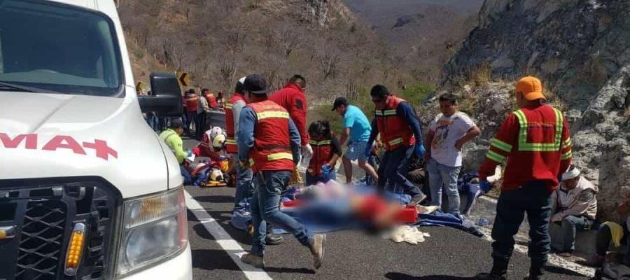 Volcadura de autobús en Oaxaca deja 18 muertos