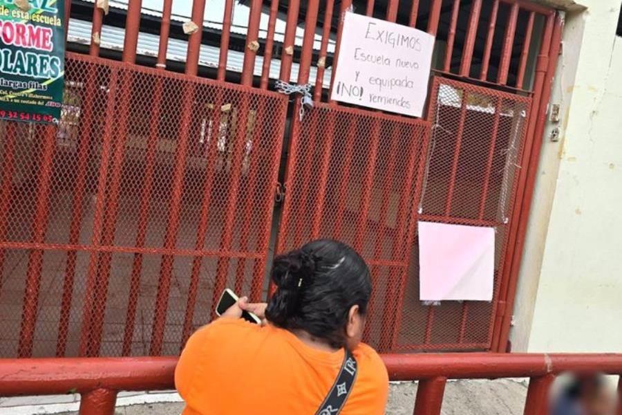 Padres de familia cierran primaria de Macultepec