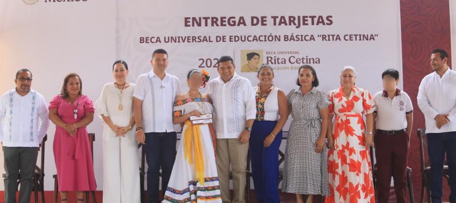 Entrega May Tarjetas de la Beca ´Rita Cetina´ en secundaria de Tecolutilla