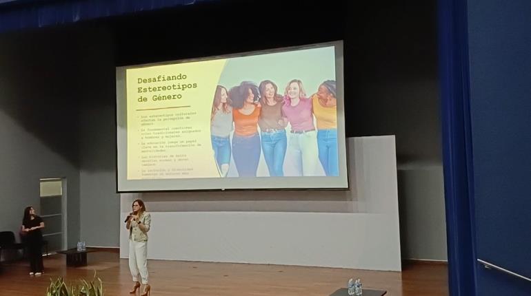 "No existen carreras para hombres, ni para mujeres, sólo hay talento y capacidad": Experta en Foro "Mujeres en Energía"