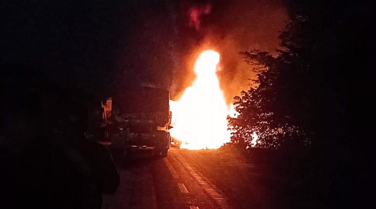 Rescata GN a hombre del fuego tras accidente en la Escárcega–Villahermosa