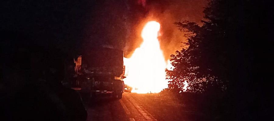 Rescata GN a hombre del fuego tras accidente en la Escárcega–Villahermosa