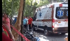 Muere motociclista al estrellarse con árbol en Cunduacán
