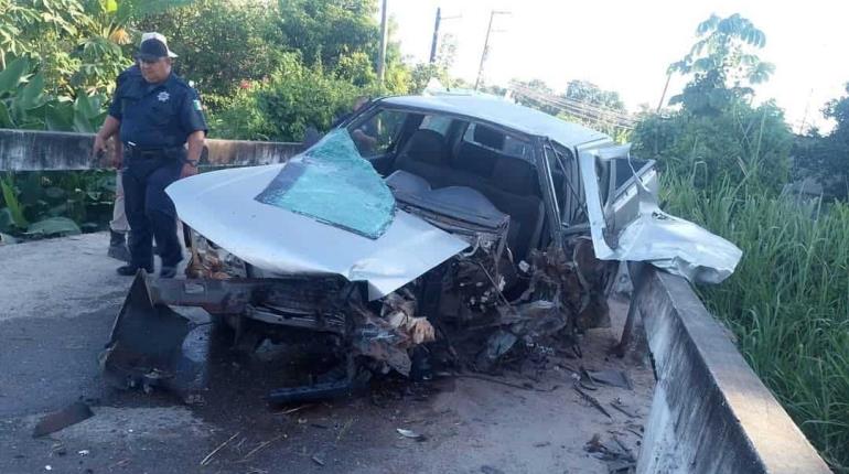 Un herido deja choque contra barandal de puente en Paraíso