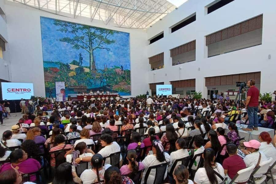 Se gradúan 463 mujeres en diferentes oficios mediante el programa "Mujeres al Centro"