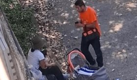 Captan a mujer golpeando a niña en la colonia Atasta; la detienen