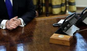 Trump trae de vuelta el botón rojo al Despacho Oval para pedir Coca-Cola Light