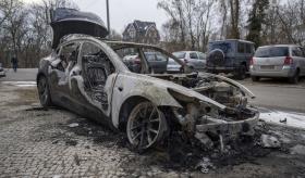 Trump llama "terroristas" a quienes han quemado autos Tesla