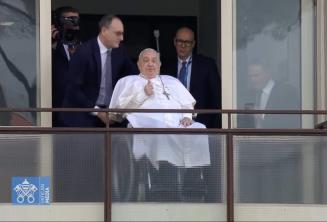 El Papa sale del hospital tras 5 semanas internado y regresa al Vaticano
