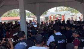 Con honores y pase de lista despiden a policías asesinados en Paraíso