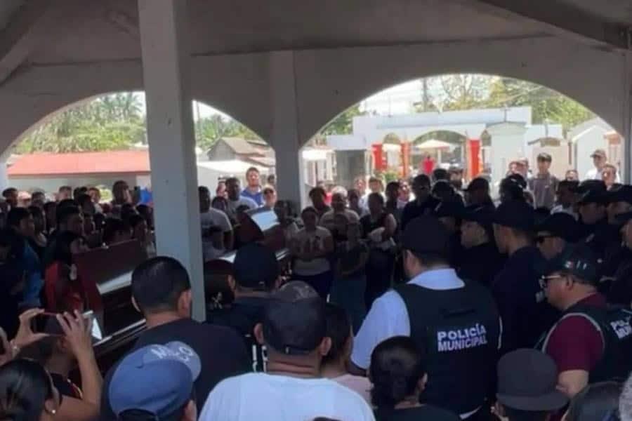 Con honores y pase de lista despiden a policías asesinados en Paraíso