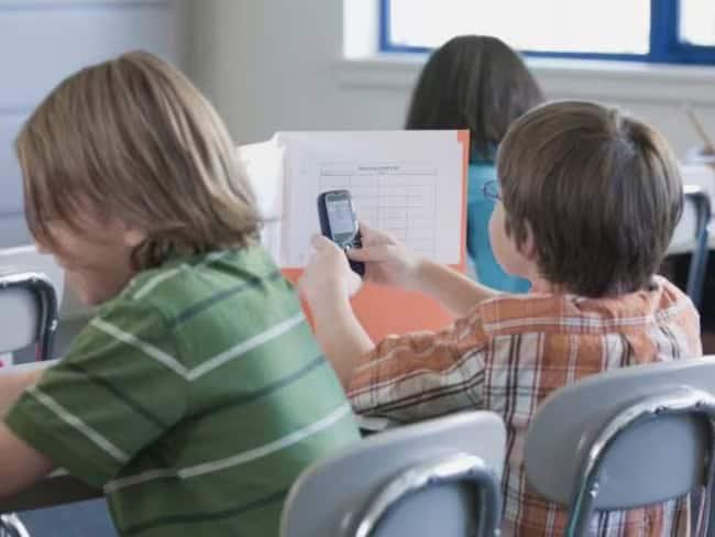 Prohibir uso de celulares, tabletas y relojes inteligentes en educación básica, propone PT Prohibir uso de celulares, tabletas y relojes inteligentes en educación básica, propone PT