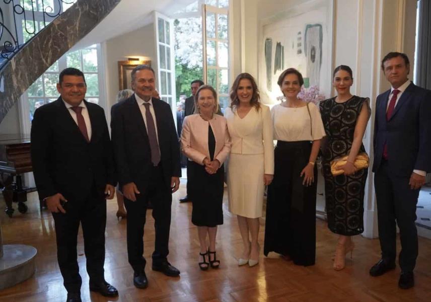 Francia condecora a directora de Alstom México con Legión de Honor en grado de Caballero