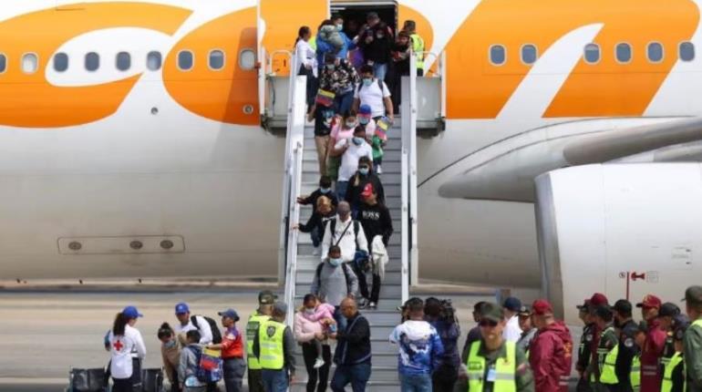 Avión llega de México a Venezuela con 313 repatriados, 151 son niños