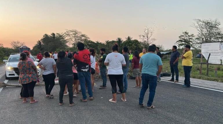 Entre empujones desbloquean parcialmente la Frontera-Ciudad del Carmen 