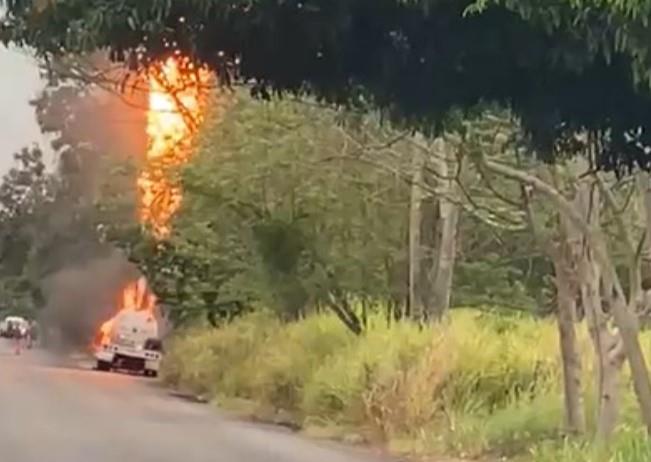 Se incendia pipa de gas en la carretera a Río Viejo Se incendia pipa de gas en la carretera a Río Viejo