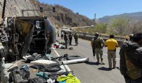 Autobús de Memo Garza, exvocalista de la Adictiva, vuelca en la Durango-Mazatlán