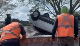 Vuelca camioneta y una más se estrella contra muro de contención en la Villahermosa-Teapa