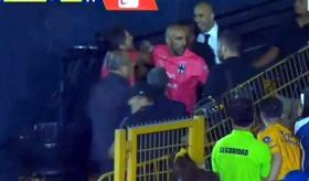 Suspenden tres partidos a Guido Pizarro por cachetada a auxiliar de Rayados