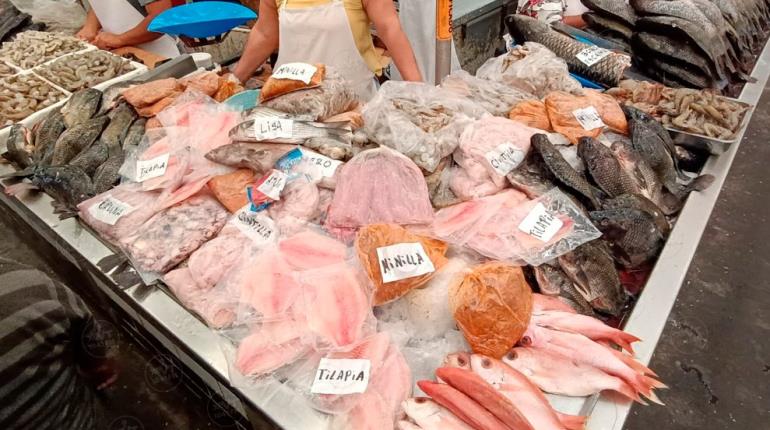 Listos vendedores de pescados y mariscos del Pino Suárez para ventas de Semana Santa