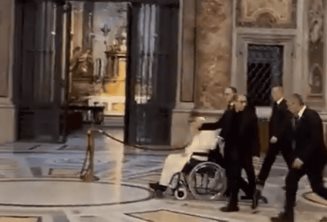 Sorprende Papa al aparecer en la Basílica de Pedro
