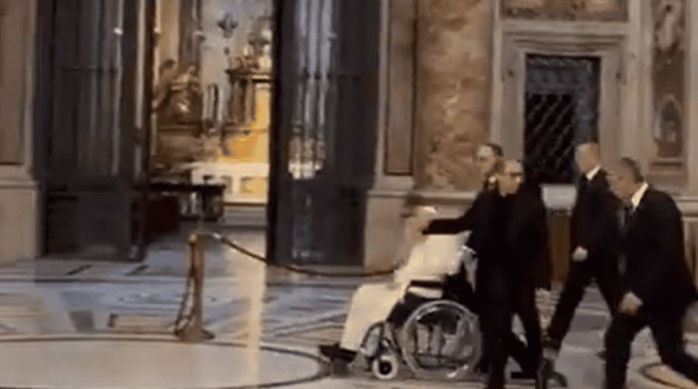 Sorprende Papa al aparecer en la Basílica de Pedro