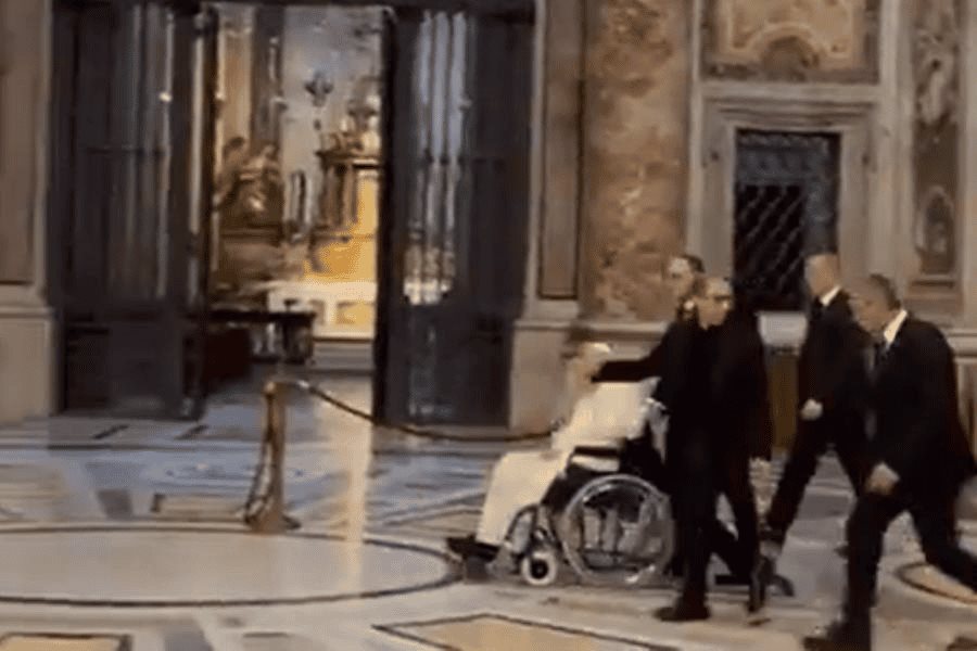 Sorprende Papa al aparecer en la Basílica de Pedro Sorprende Papa al aparecer en la Basílica de Pedro