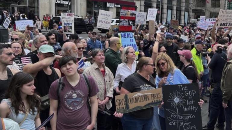 Protestan en Nueva York contra políticas de Trump