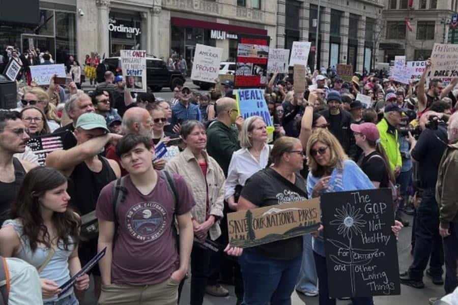 Protestan en Nueva York contra políticas de Trump