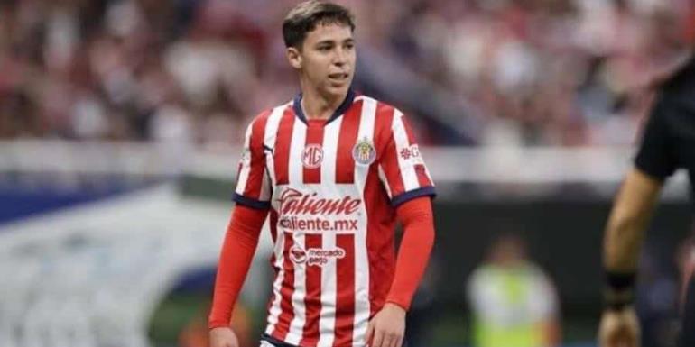 Otro mexicano a Europa, defensa de Chivas jugará en Países Bajos