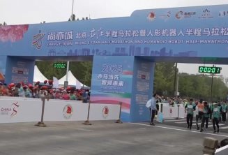 Realizan en China primera media maratón con participación de robots humanoides