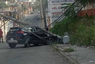 Choca contra poste de CFE en Atasta y deja sin luz toda la zona