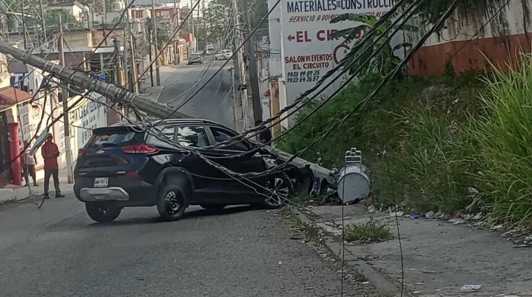 Choca con poste de CFE en Atasta y deja sin luz toda la zona
