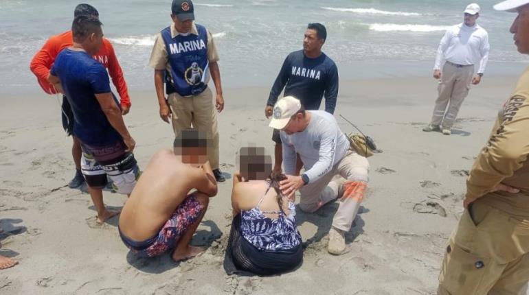 Salvan a tres personas en riesgo de ahogarse en playa de Tapachula