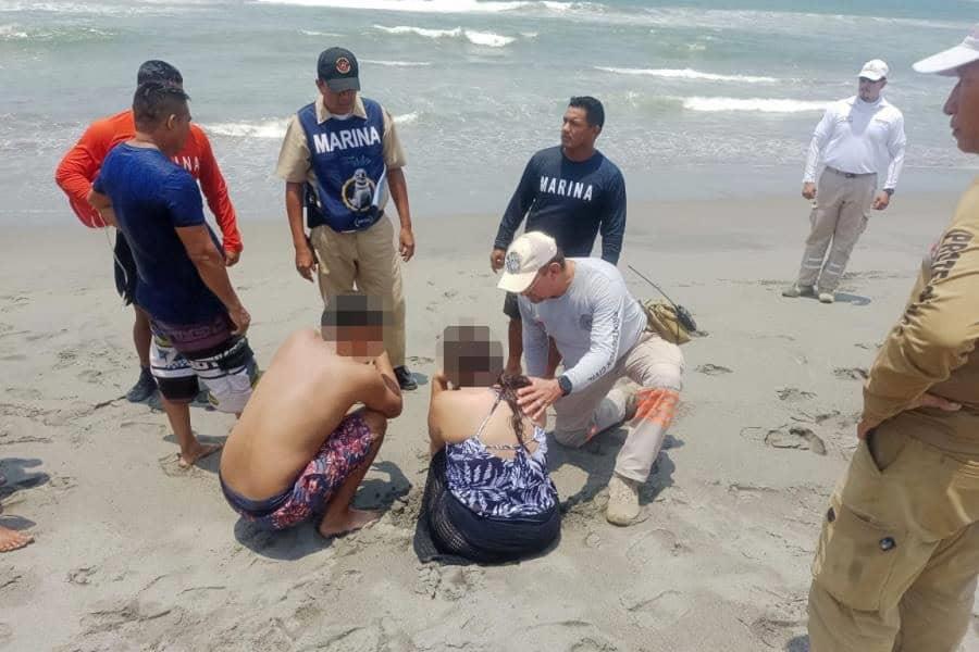 Salvan a tres personas en riesgo de ahogarse en playa de Tapachula Salvan a tres personas en riesgo de ahogarse en playa de Tapachula