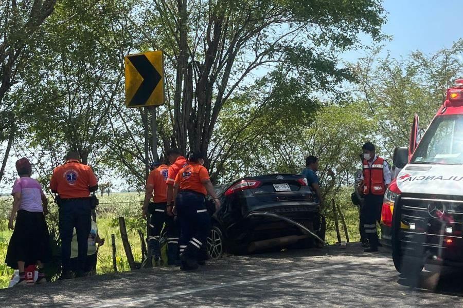 Accidente en la Villahermosa-Frontera deja a una persona prensada Accidente en la Villahermosa-Frontera deja a una persona prensada