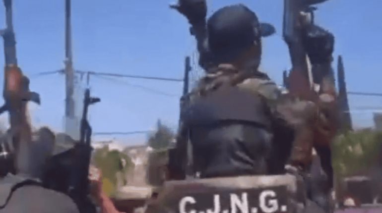 Exhiben a sicarios del CJNG conviviendo con pobladores de Huajúmbaro, Michoacán en Sábado Santo