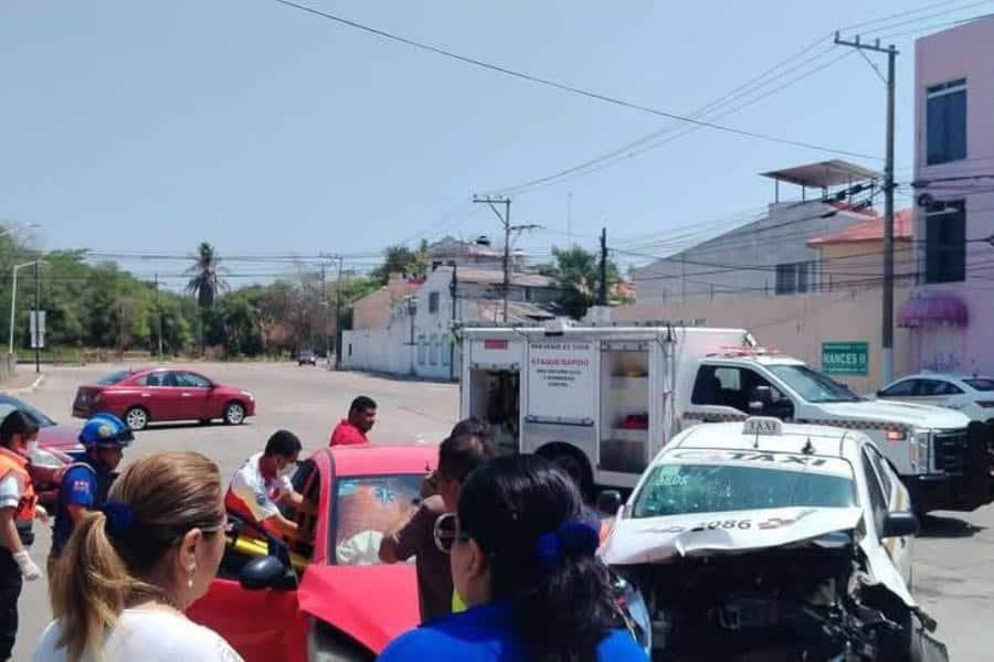 Una persona herida, saldo de choque entre taxi y auto en Fraccionamiento Una persona herida, saldo de choque entre taxi y auto en Fraccionamiento