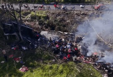 Se voltea tráiler de carnes frías en Emiliano Zapata y pobladores rapiña