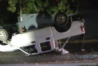 Vuelca camioneta sobre la Villahermosa-La Isla