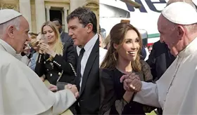 Lamentan famosos fallecimiento del Papa Francisco